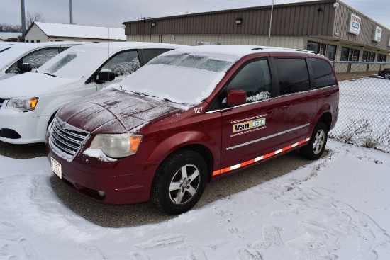 #127 (2010) CHRYSLER TOWN & COUNTRY TOURING,