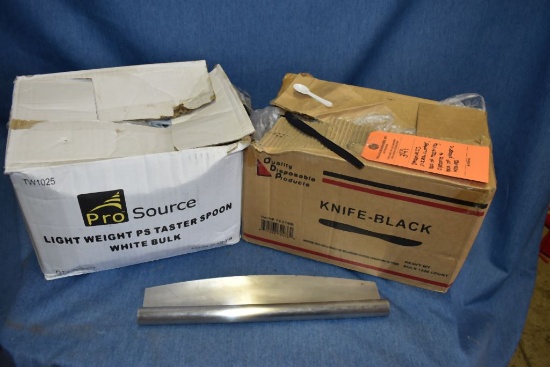 STAINLESS STEEL PIZZA CUTTER, BOX OF TASTING SPOONS