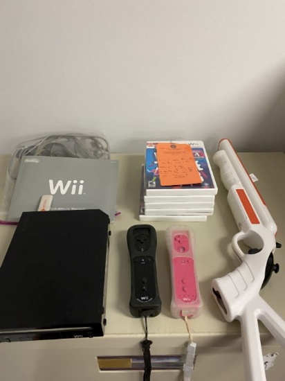 Wii MODEL RYL-101 WITH 2 REMOTES AND GUN