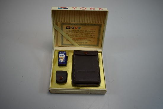YORK 6 TRANSISTOR SHIRT PICKED AM RADIO IN BOX WITH CASE