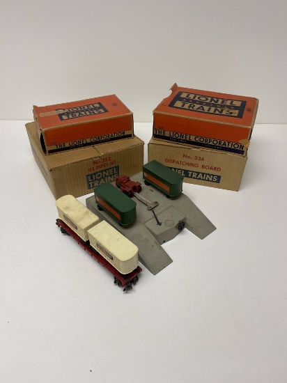 ASSORTMENT OF VINTAGE LIONEL ACCESSORIES, MOSTLY IN
