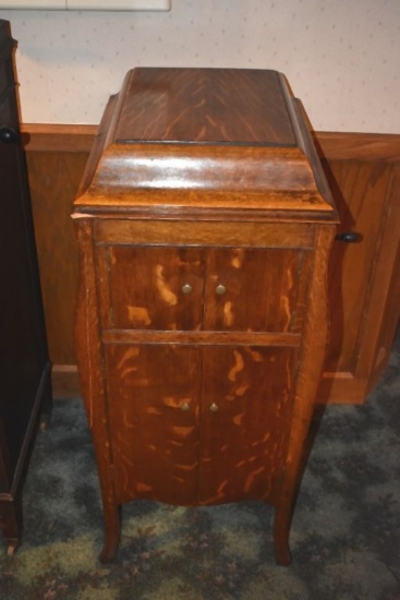 ANTIQUE VICTOR X 10 WIND UP VICTORIA RECORD PLAYER IN OAK. WORKS NICE BUT WILL