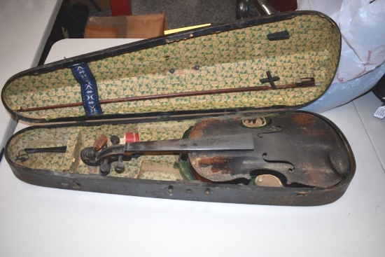 ANTIQUE VIOLIN STRINGED MUSICAL INSTRUMENT AND BOW,