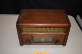 WOOD GE TUBE TABLE RADIO, PRODUCES SOUND BUT