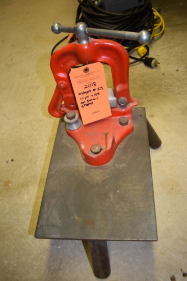 RIDGID #23 PIPE VISE ON SMALL STAND,