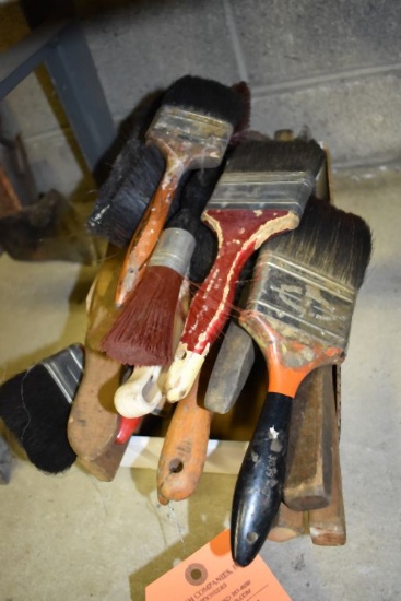 BOX WITH ASSORTED WIRE AND PAINT BRUSHES