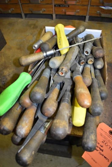 BOX OF ASSORTED RASPS, FILES AND HANDLES