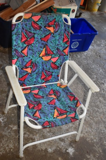 (4) MATCHING FOLDING LAWN CHAIRS AND (1) MISMATCHED LAWN CHAIR
