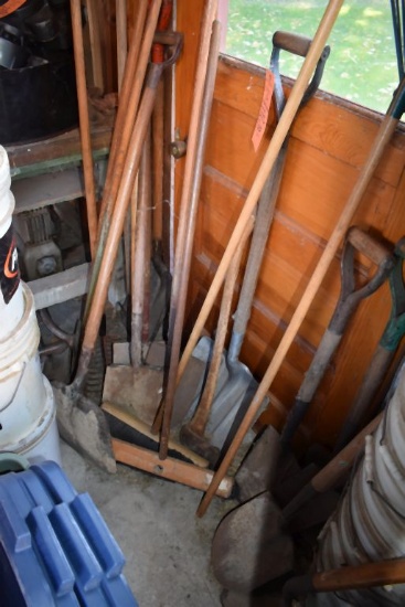 (4) RUBBERMAID CONTAINER AND A MIX OF SHOVELS,