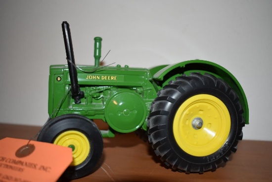 METAL JOHN DEERE TOY TRACTOR