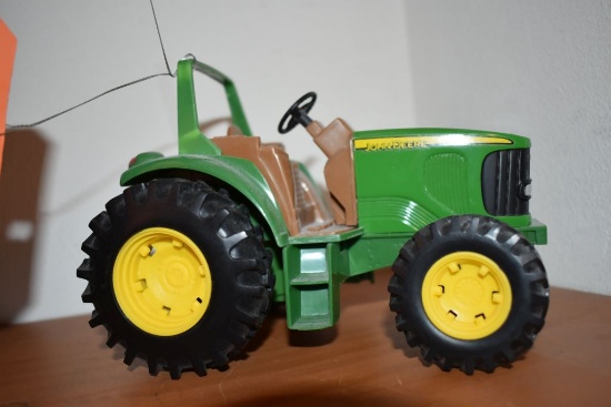 METAL JOHN DEERE TOY TRACTOR WITH BROWN PLASTIC INTERIOR