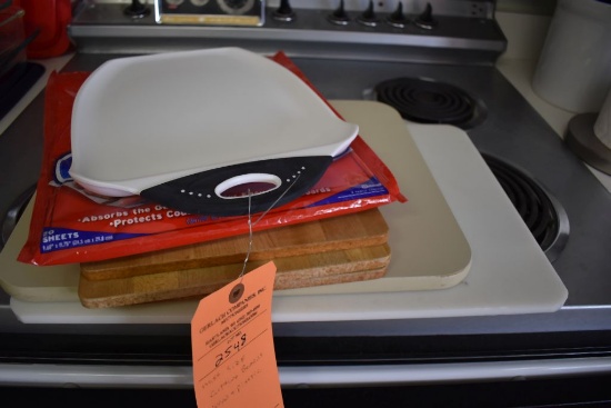 MISC. SIZE CUTTING BOARDS, WOOD AND PLASTIC
