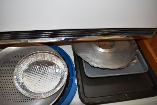 DRAWER WITH BAKING PANS, PIZZA PANS, ETC.