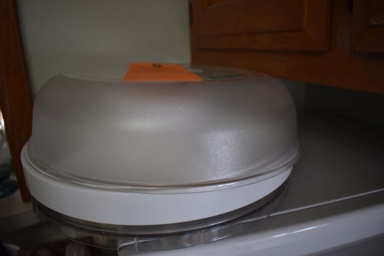 SERVING TRAY WITH LID ON LAZY SUSAN