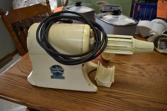 VINTAGE "THE CHAMPION" JUICER, S/N: W4984