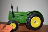 METAL JOHN DEERE TOY TRACTOR