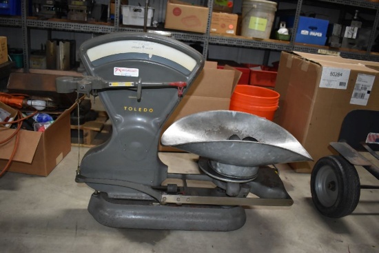 TOLEDO SCALE, MAXIMUM LOAD 40 LBS. IN MAIN SCOOP,