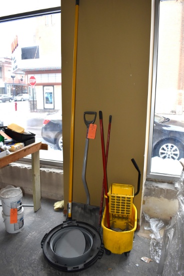 LOT: PURDY 8'-16' EXTENSION POLE, MOP BUCKET W/MOP,