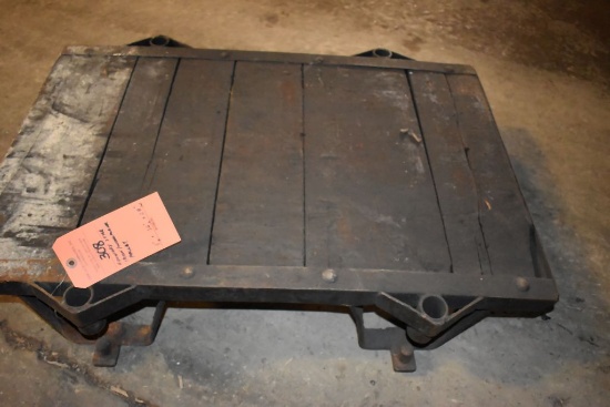 FOUNDRY STYLE IRON/WOOD PLANK PALLET, 8"H x 36"L x 28"W