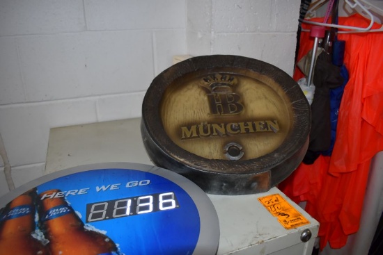 HERE WE GO BUDLIGHT SIGN/CLOCK AND PLASTIC HB MUNCHEN