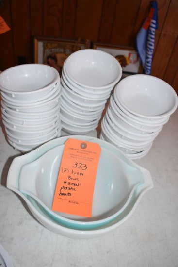 (2) PYREX BOWLS AND SMALL PLASTIC BOWLS
