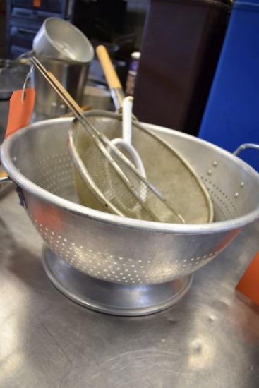 LARGE STRAINER WITH FOUR SMALLER HAND STRAINERS,