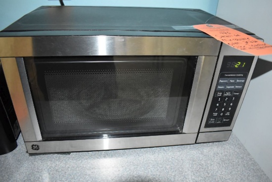SMALL G.E. MICROWAVE OVEN