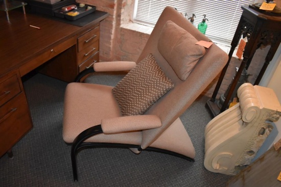 WOOD AND FABRIC CHAIR, INCLUDING BROWN PILLOW
