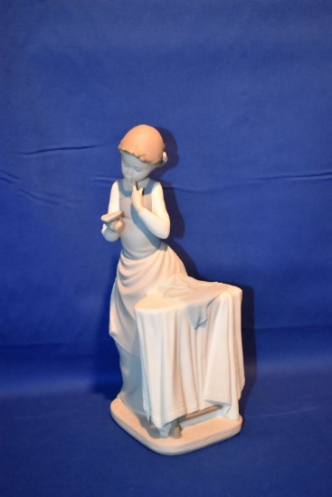 VINTAGLE LLANDRO PORCELAIN FIGURINE GIRL IRONING,