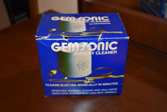 GENSONIC JEWELRY CLEANER & TRAY W/NECKLACES (6)