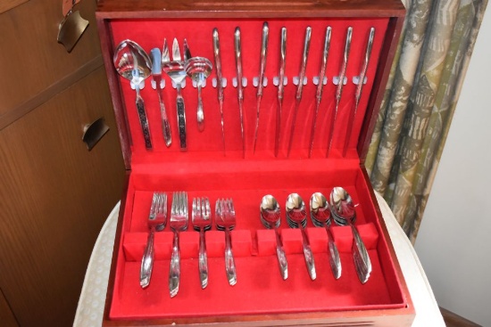 WOODEN BOX W/STAINLESS SILVERWARE, STYLE SABRINA