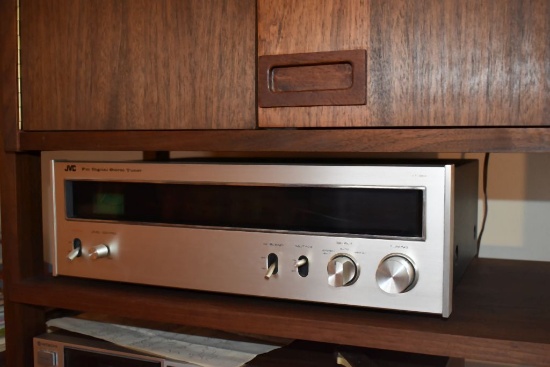 JVC FM DIGITAL STEREO TUNER, MODEL VT-900