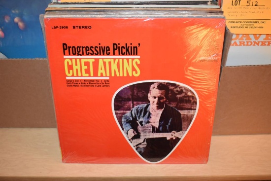 BOX W/45+ VINYL RECORDS: CHET ATKINS, OTHER GUITAR, ETC.