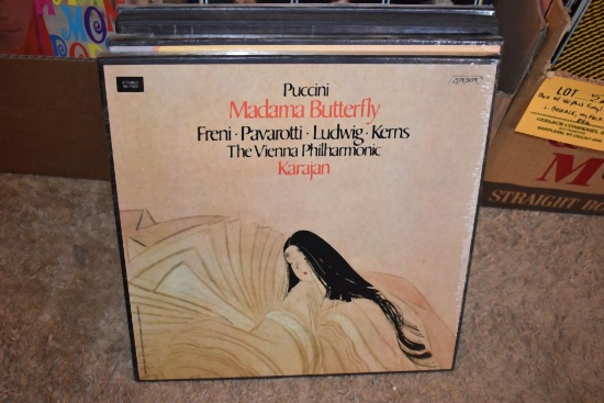 BOX W/13 VINYL RECORDS: PUCCINI, BELLINI, ETC.