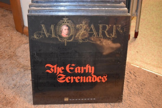BOX W/8 VINYL RECORDS: MOZART