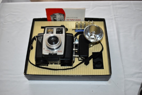 VINTAGE BROWNIE TWIN 20 OUTFIT CAMERA, NO. 42E, MADE BY KODAK