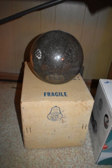 HANGING LIGHT W/GLASS GLOBE
