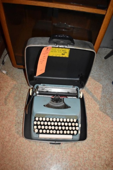 SMITH CORONA TYPEWRITER IN CASE