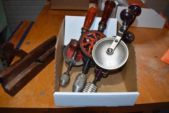 (3) HAND DRILLS AND VINTAGE NARROW WOOD PLANE