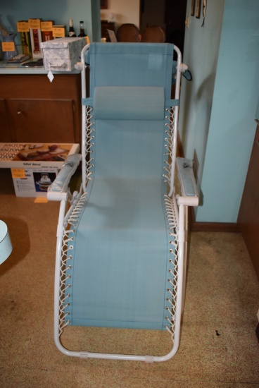 LIGHT BLUE FOLDING LOUNGE CHAIR