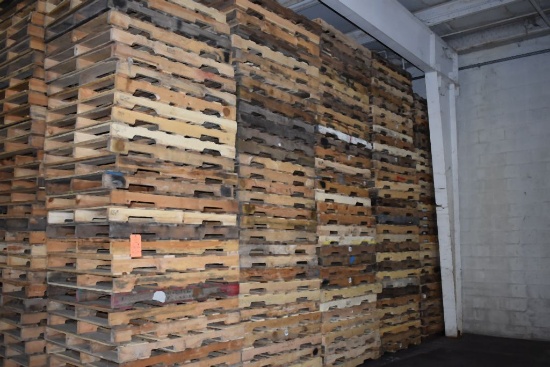 ROW WITH FIVE COLUMNS OF WOODEN PALLETS, 40" x 48",