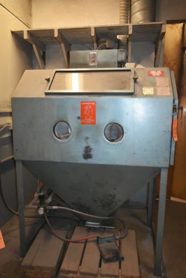 UNIVERSAL EQUIPMENT SIPHON BLAST CABINET INTERIOR