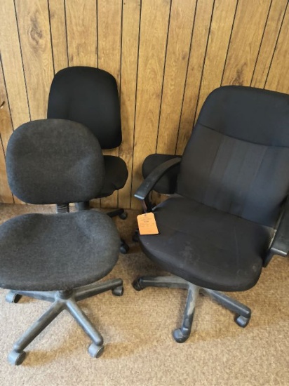 (3) BLACK UNMATCHED OFFICE CHAIR AND ONE CHAIR BASE