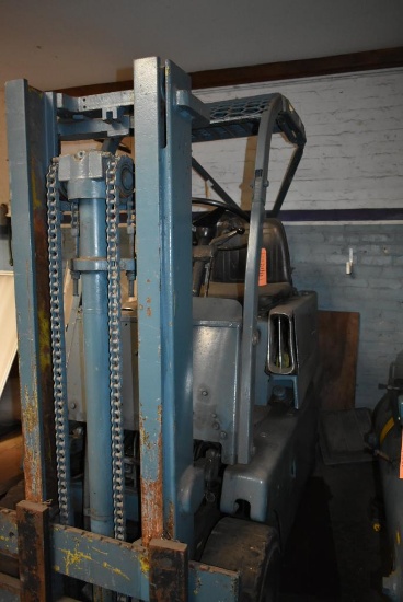 CLARK RIDE-ON FORK TRUCK, L.P. GAS, SOLID TIRES, APPROX. 3,000# TO 120" CAPACITY, - BAD CYLINDER