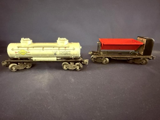 LIONEL AUTOMATIC DUMP CAR, NO. 3559, AND LIONEL SUNOCO TANKER, 2-DOME, NO. 6465