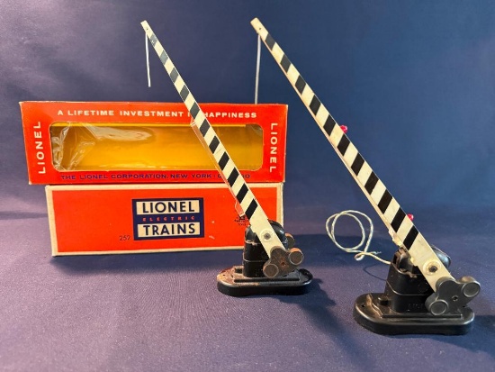 LIONEL NO. 252 AUTOMATIC CROSSING GATE (2)