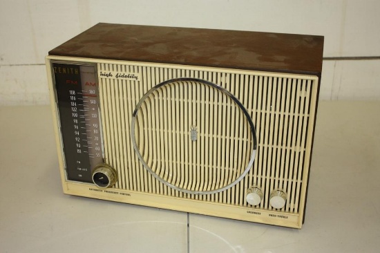 Vintage Zenith Long Range Tube am/fm Radio
