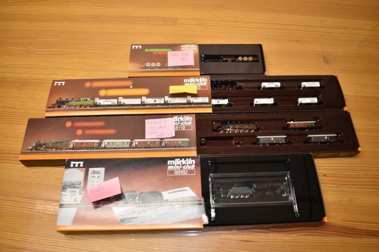 (4) Marklin Mini-club train cars;