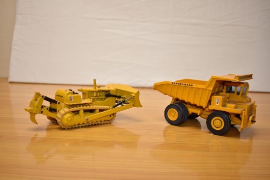Box with miscellaneous metal construction vehicles, small
