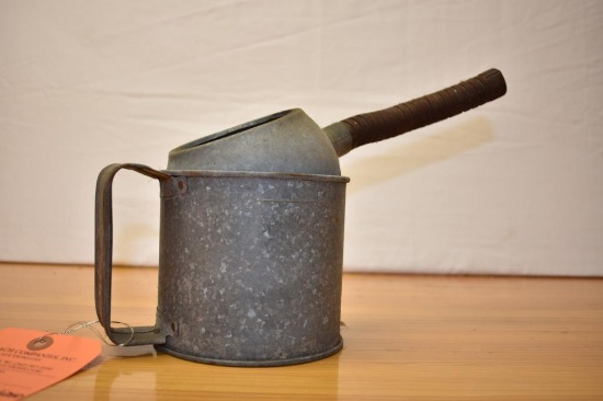 Vintage galvanized 1 quart oil can.